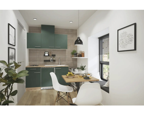 Cuisine avec meubles de cuisine, table à manger et chaises