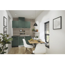 Cuisine avec armoires de cuisine, évier, table à manger et chaises dans une pièce lumineuse.