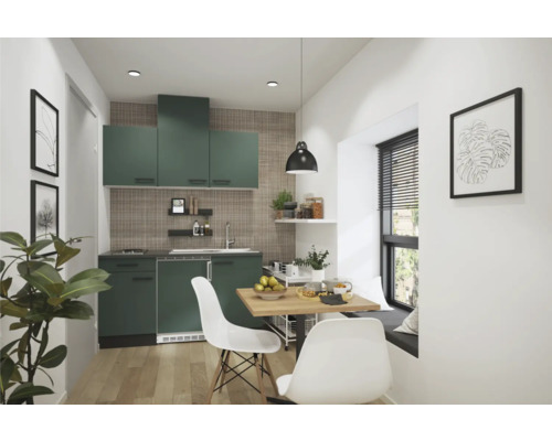 Cuisine avec armoires de cuisine, évier, table à manger et chaises dans une pièce lumineuse.