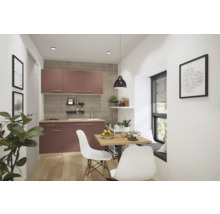 Helle Küche mit Esstisch, Stühlen und Küchenschränken