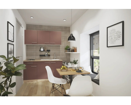 Helle Küche mit Esstisch, Stühlen und Küchenschränken