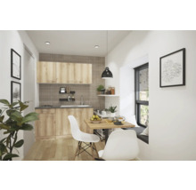 Helle Küche mit Küchenschränken, Esstisch und Stühlen für eine freundliche Atmosphäre.