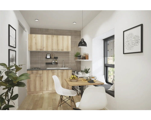 Helle Küche mit Küchenschränken, Esstisch und Stühlen für eine freundliche Atmosphäre.