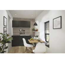 Moderne Küche mit Esstisch und Stühlen