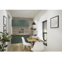 Cuisine claire avec placards verts, table à manger et banquette près de la fenêtre