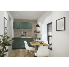 Cuisine avec armoires vertes, table à manger et chaises