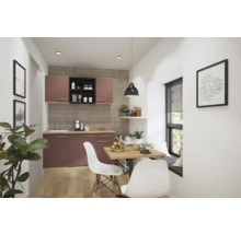 Helle Küche mit Einbauschränken, Esstisch und zwei Stühlen