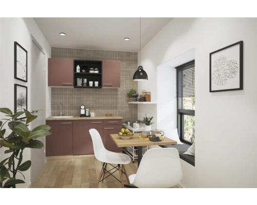 Helle Küche mit Einbauschränken, Esstisch und zwei Stühlen