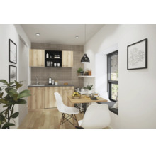 Helle Küche mit Esstisch und Stühlen, Hängeschränken und Dekorationen.