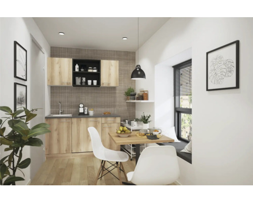 Helle Küche mit Esstisch und Stühlen, Hängeschränken und Dekorationen.