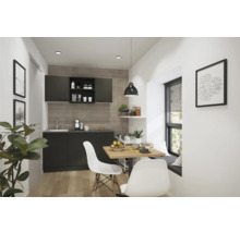 Helle Küche mit Sitzgelegenheit, Küchenschränken und Dekor