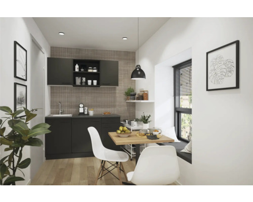 Helle Küche mit Sitzgelegenheit, Küchenschränken und Dekor