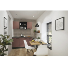 Helle Küche mit Küchenzeile, Esstisch und Stühlen