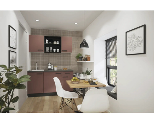 Helle Küche mit Küchenzeile, Esstisch und Stühlen