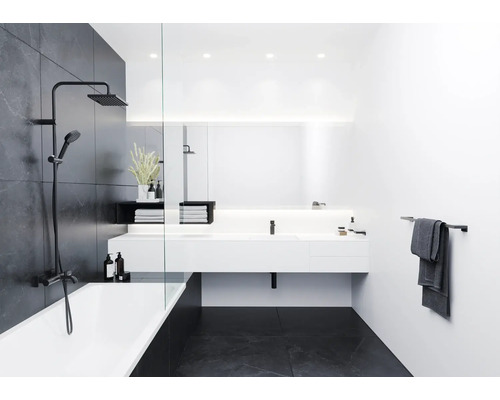 Salle de bain moderne avec baignoire, douche, lavabo et porte-serviettes