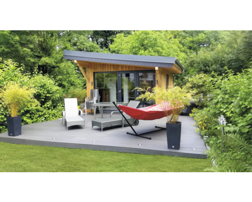 Gartenhaus mit Terrasse, Gartenmöbeln und Hängematte im Grünen