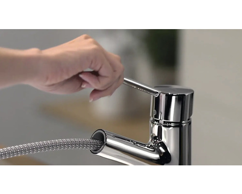 Einhandmischer mit Brauseschlauch in Chromoptik in einem Badezimmer
