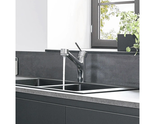 Küchenspüle mit Wasserhahn und laufendem Wasser