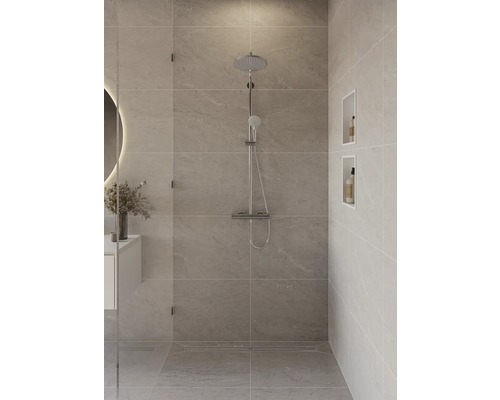 Salle de bain avec douche, robinetterie et étagères de rangement