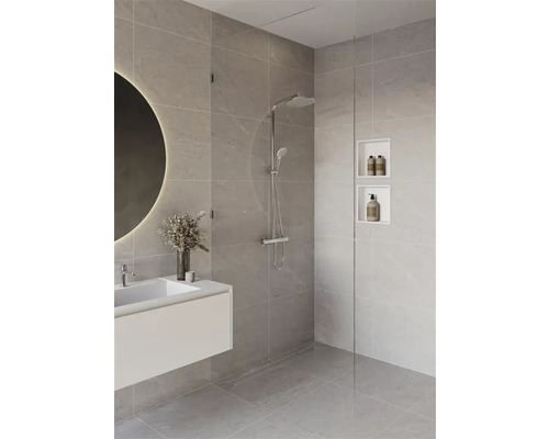 Salle de bains moderne avec douche, lavabo et étagères encastrées