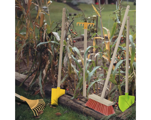Scène de jardin avec râteau, pelle et balai