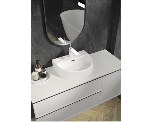 Modernes Badezimmer mit Waschbecken, Spiegel und Unterschrank