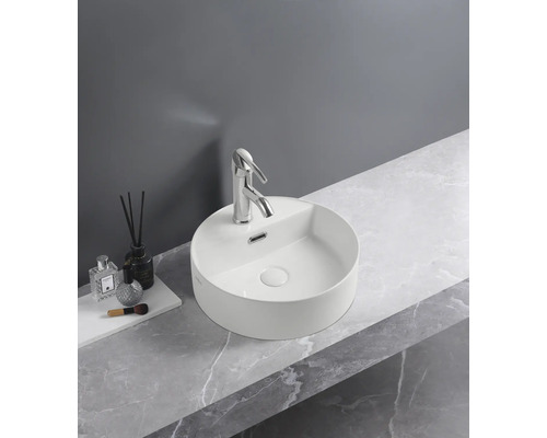 Rundes Aufsatzwaschbecken mit Armatur auf einer Waschtischplatte