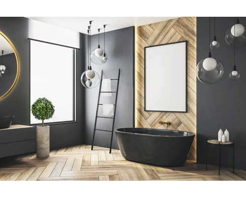 Salle de bains moderne avec baignoire, étagère échelle et suspensions rondes