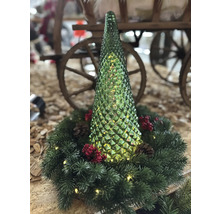 Dekoration mit einem grünen, leuchtenden Weihnachtsbaum auf einem Kranz mit roten Beeren und Tannenzapfen