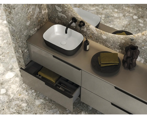 Salle de bains avec meuble-lavabo, lavabo, miroir et tiroir ouvert