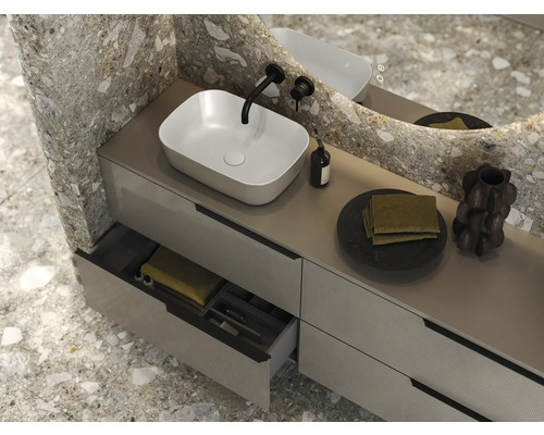 Salle de bain moderne avec meuble-lavabo, vasque à poser et miroir