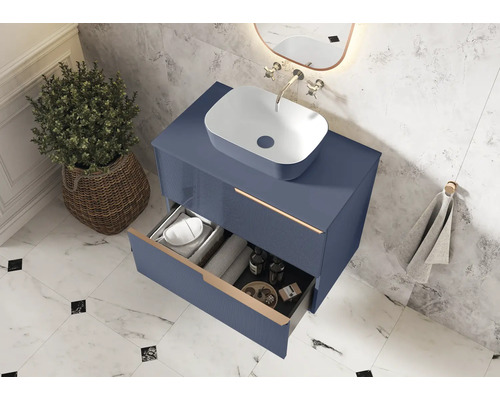 Salle de bain avec meuble sous-vasque, lavabo et tiroir ouvert