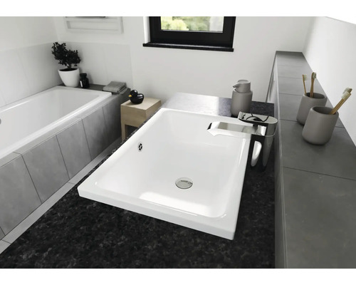 Salle de bains avec lavabo et robinet