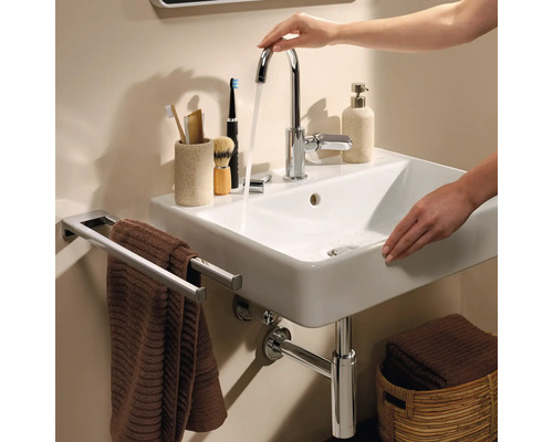 Badezimmerwaschtisch mit Armatur, Handtuchhalter, Seifenspender und diversen Badutensilien