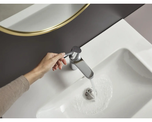 Waschbecken mit Armatur und fließendem Wasser
