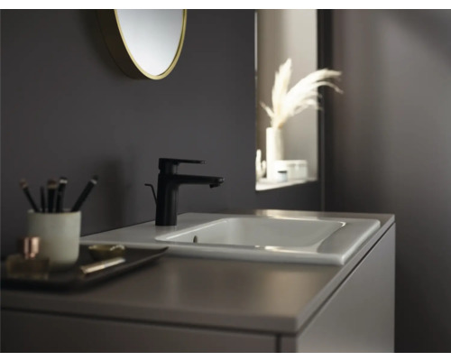 Lavabo avec robinet et miroir dans la salle de bain