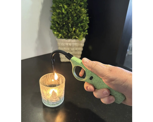 Une main allume une bougie avec un briquet à tige