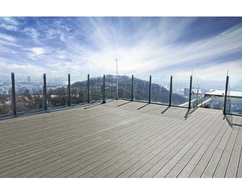 Terrasse mit Holzdielen und Glasgeländer mit Blick auf die Stadt