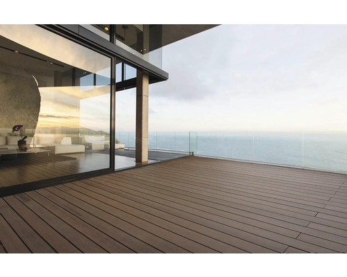 Terrasse avec plancher en bois et vue sur la mer