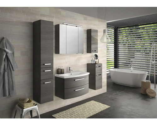 Badezimmer mit Waschtisch, Spiegelschrank, Hochschrank und Badewanne