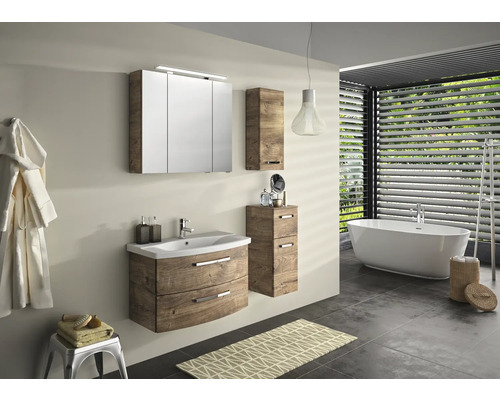 Salle de bains moderne avec meuble-lavabo, armoire de toilette, armoire haute et baignoire îlot