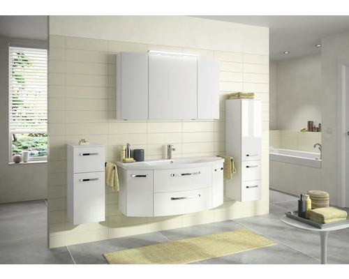 Badezimmer mit Waschbeckenunterschrank, Spiegelschrank und Hochschrank