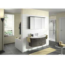 Salle de bains lumineuse avec lavabo, armoire de toilette, baignoire et douche