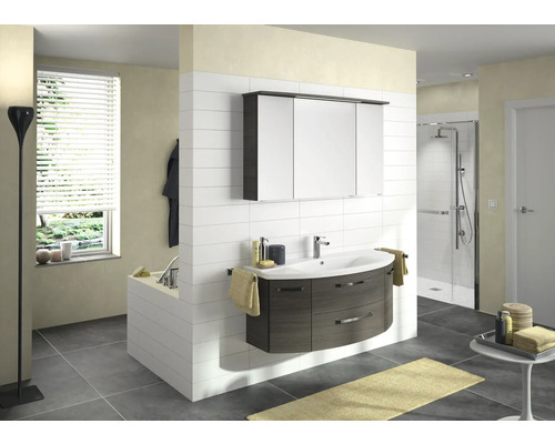 Helles Badezimmer mit Waschtisch, Spiegelschrank, Badewanne und Dusche