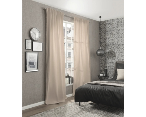 Chambre à coucher moderne avec lit et rideaux beiges devant la fenêtre