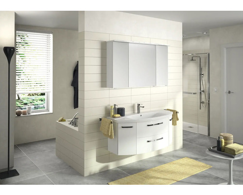 Salle de bains avec lavabo, armoire de toilette, baignoire et douche.