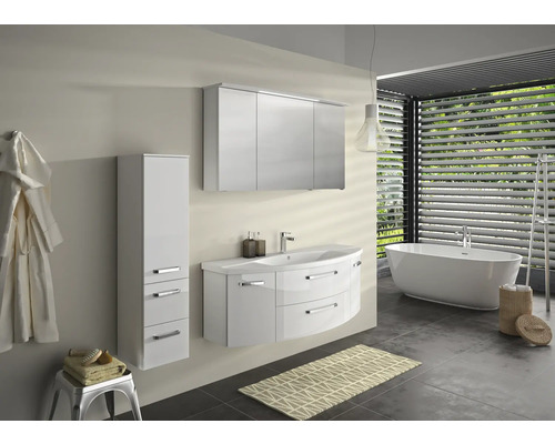 Salle de bain lumineuse avec baignoire, meuble sous-lavabo, armoire de toilette et armoire haute