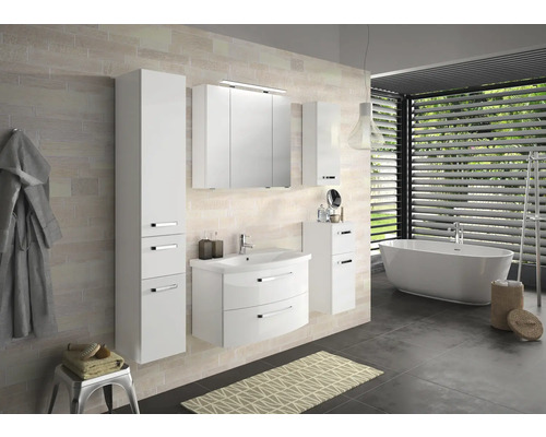 Modernes Badezimmer mit weißen Möbeln, Waschbecken, Spiegelschrank, Hochschrank und Badewanne.