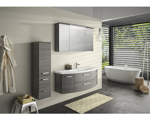 Badezimmer mit Waschtisch, Spiegelschrank und Hochschrank in Holzoptik