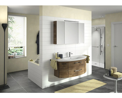Salle de bain moderne avec lavabo, armoire de toilette, baignoire et douche.